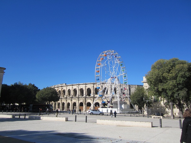 Riesenrad auf einem Platz