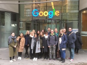 Gruppenbild der HdM Studenten vor dem Bürogebäude von Google in Hamburg.