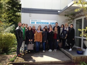 Prof. Dr. Eva Stadler gemeinsam mit Bachelor und Master Studenten vor dem Set der Rosenheim Cops in München.