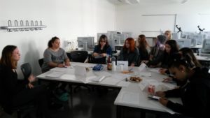 Die Teilnehmerinnen des Social Media Workshops gemeinsam mit den Masterstudenten im Austausch an der Hedwig-Dohm-Schule in Stuttgart.