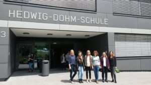 Die HdM Masterstudenten gemeinsam mit den Lehrerinnen vor dem Schulgebäude der Hewig-Dohm-Schule.