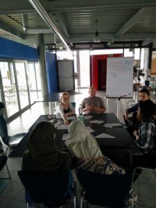 Brainstorming Runde: Jede Geschichte ist erzählenswert, auch wenn man das manchmal nicht auf den ersten Blick erkennt.