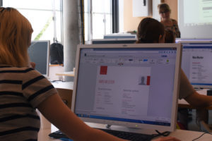 Gemeinsam mit den Masterstudenten überarbeiten die Workshop Teilnehmerinnen Schritt für Schritt ihren Lebenslauf.