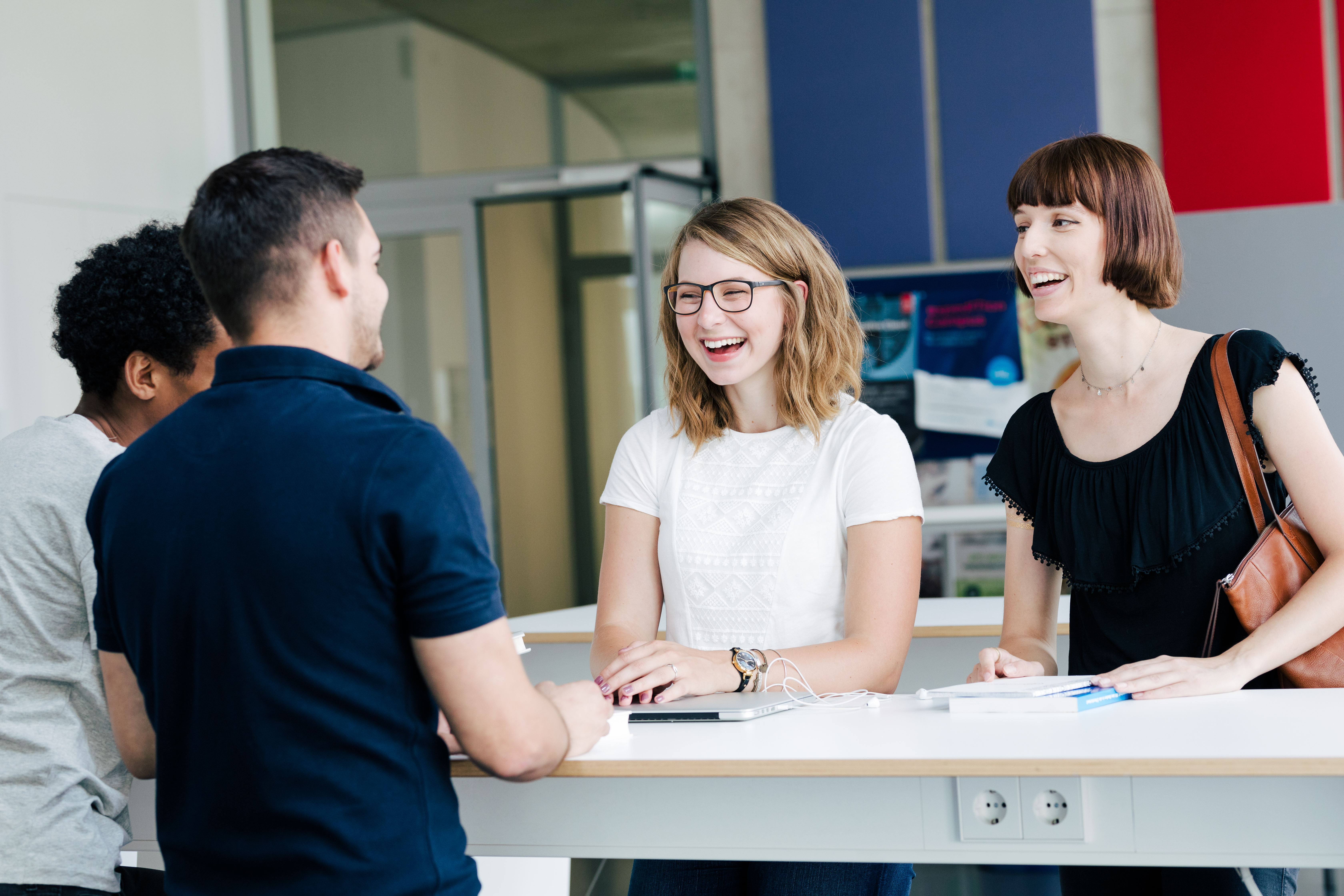 Frauen lachen Männer an