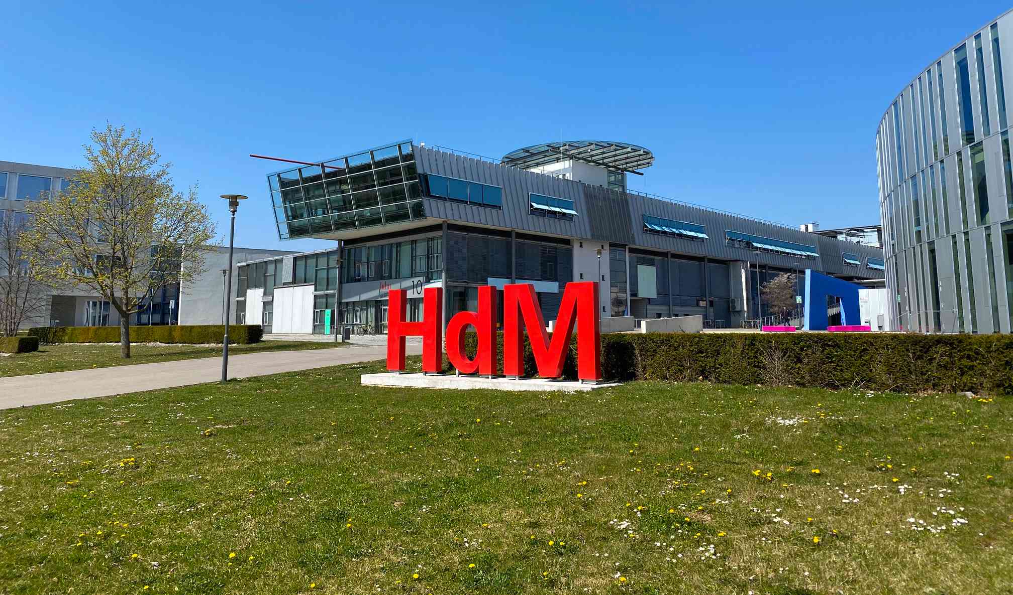 HdM Logo vor dem Hochschulgebäude
