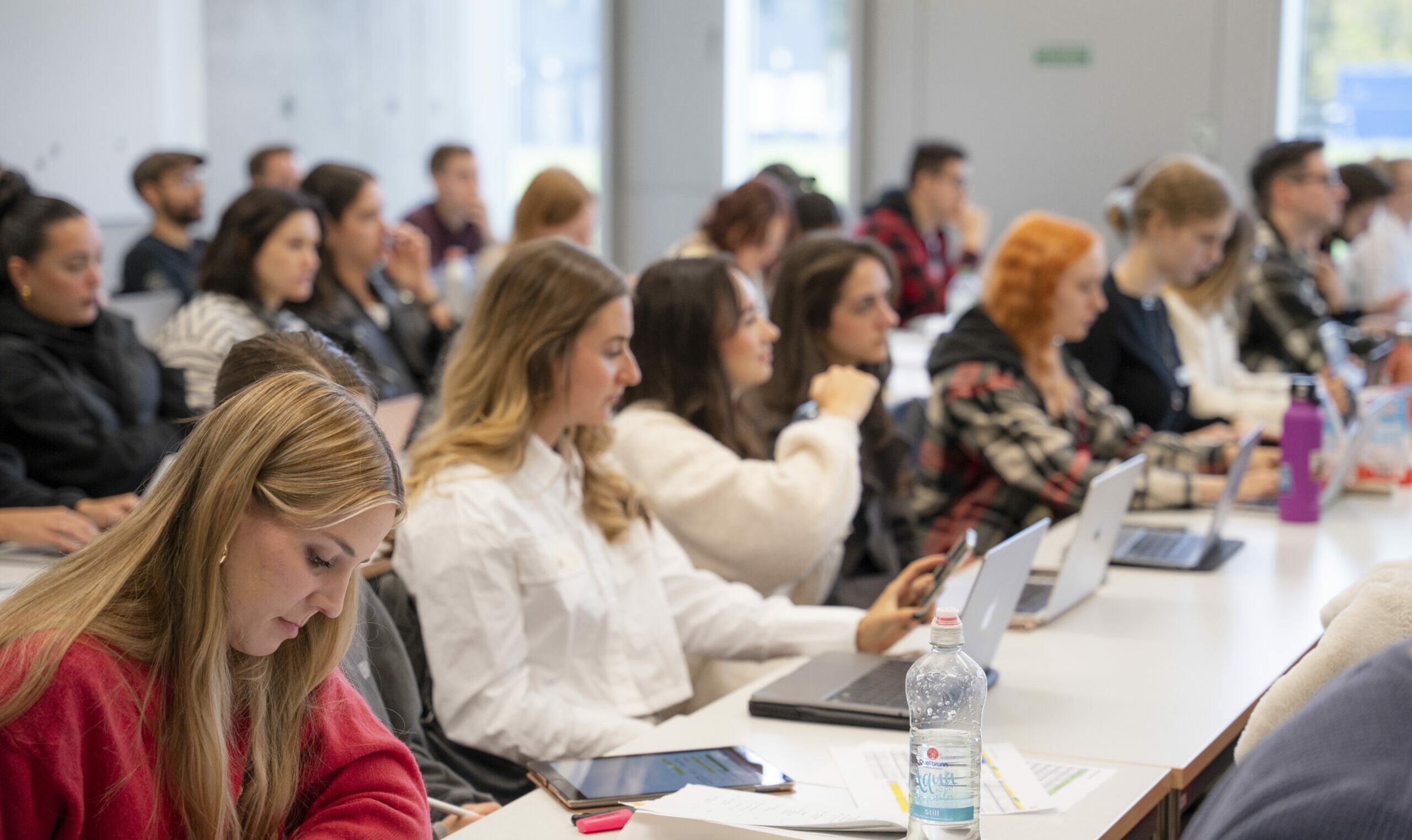 Studierende des Medienmasters lauschen der Modulvorstellung der Dozenten und Professoren.
