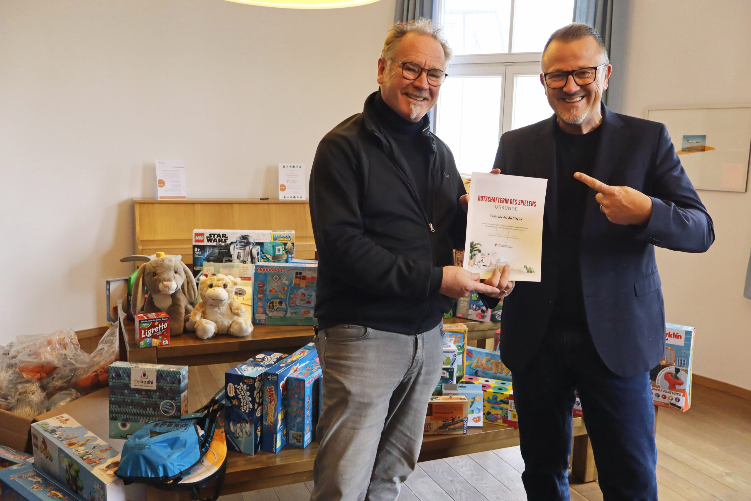 Studiendekan Prof. Harald Eichsteller und DVSI-Geschäftsführer Ulrich Brobeil